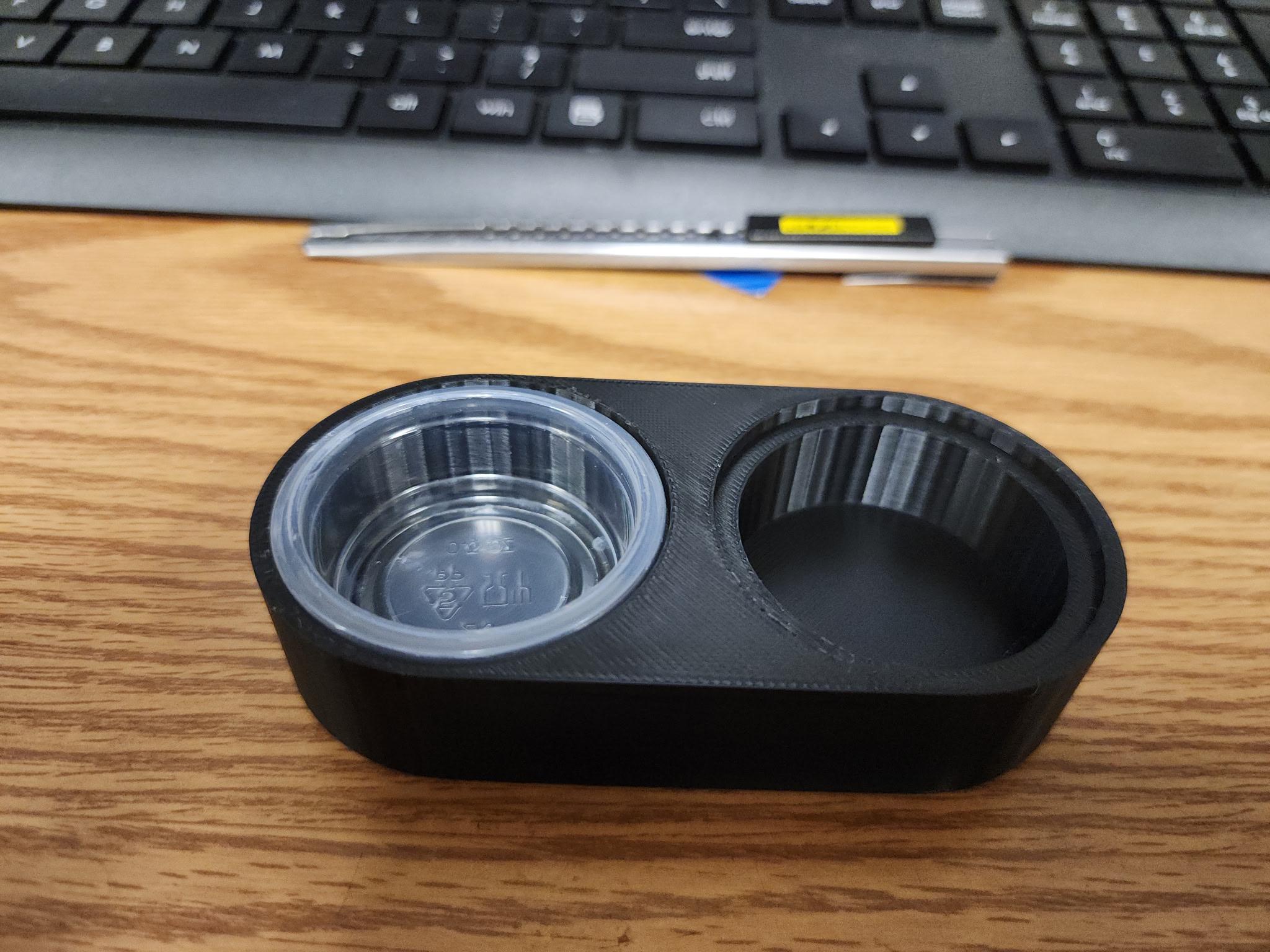 とかげのディッシュ 4カップ入りの小型爬虫類用グランドフードディッシュ。フラッシュ