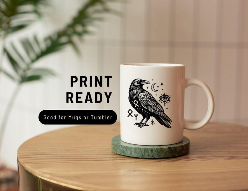 Puede incluir: Una taza de cer&aacute;mica blanca con una ilustraci&oacute;n gr&aacute;fica negra de un cuervo rodeado de s&iacute;mbolos celestiales, incluyendo una luna creciente, estrellas y un ojo. El texto PRINT READY y Good for Mugs or Tumbler aparece a la izquierda de la taza.