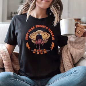Camiseta gráfica divertida del club &quot;Cállate el agujero del pie&quot;