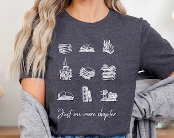 Pode incluir: Uma camiseta cinza escura com um gráfico branco de livros empilhados e o texto "Just one more chapter".
