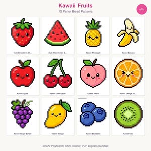 Op de afbeelding: Een digitale download met 12 Kawaii fruitpatronen voor Perler kralen. De patronen omvatten een aardbei, watermeloen, ananas, banaan, appel, kersen, perzik, sinaasappelschijf, druiven, mango, bosbessen en kiwi. De tekst luidt "Kawaii Fruits" en "12 Perler Bead Patterns".