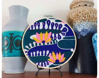 Arte mural de tela vintage - Bastidor de bordado de bambú con motivos florales retro de los años 60/70 (18 cm)
