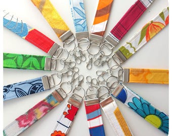 Cordón de tela vintage para la muñeca: llavero/muñequera retro reciclado