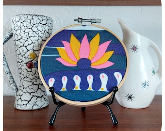 Arte floral retro para pared: tela reciclada de los años 60 en bastidor de bambú, diseño de nenúfar.