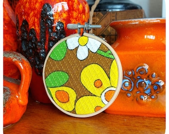 Arte mural de tela vintage - Mini bastidor de bordado floral amarillo de los años 60/70 (8 cm / 3,25")