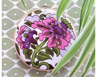 Arte mural vintage con estampado floral en tela: Tela retro reciclada enmarcada en aro de bambú (7")