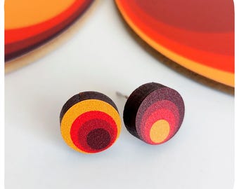 Pendientes asimétricos de círculos de los 70: Pequeños pendientes retro de madera