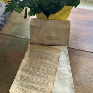 Carta personalizada teñida con café: nota mecanografiada a mano, regalo personalizado de una máquina de escribir antigua