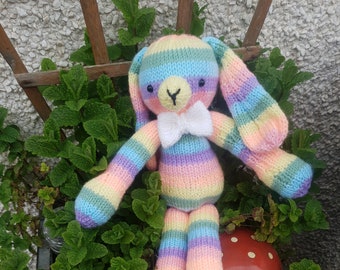 Hope, le lapin, motif tricot arc-en-ciel pastel