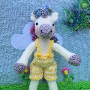 Sparkle the Unicorn knitting Pattern image 1