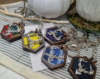 Llavero de ciervo escocés hecho a mano: hexágono de madera con retazos de tartán auténtico. Regalo celta de las Tierras Altas.