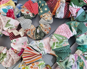 Seleção 1 de Scrunchies de Retalhos de Tecido – Acessórios de Cabelo Ecológicos e Feitos à Mão | Únicos