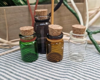 Collar de botella de cristal con hechizos: mini colgante de frasco de corcho con cordón de gamuza, joyería de altar de brujas