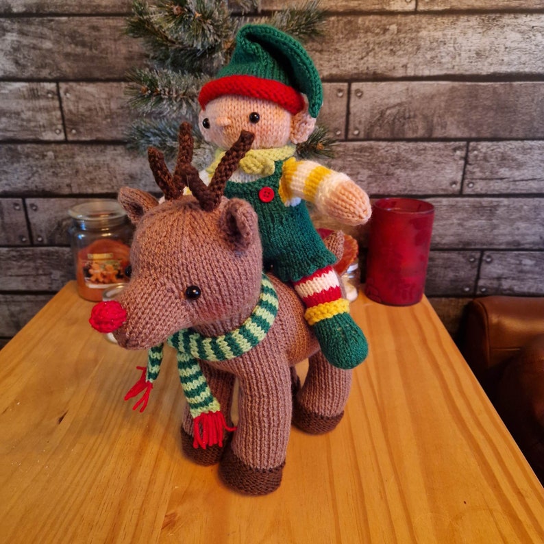 Plushed reindeer with knitted fabric