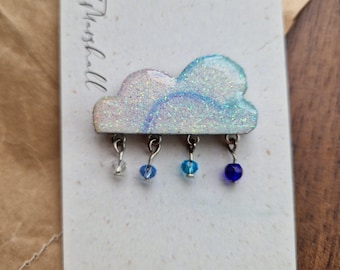 Broche van hout en hars met wolk en regendruppel