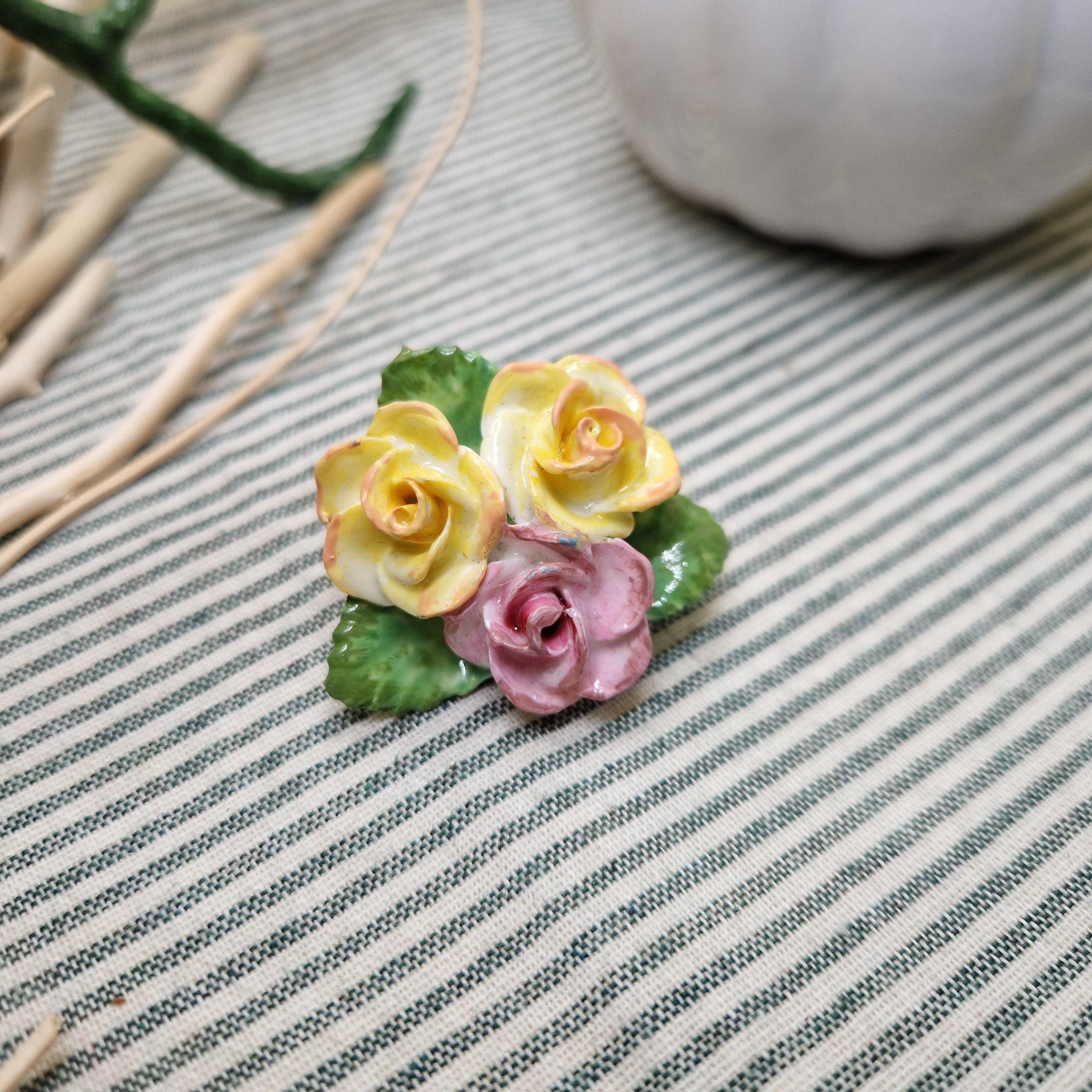 復元されたヴィンテージ磁器のローズブローチ | 黄色とピンクの花柄
