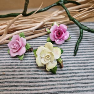 復元されたヴィンテージ磁器のローズブローチ | 黄色とピンクの花柄