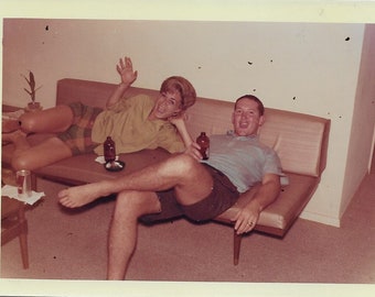 Photo 1960s Couple Drinking Beer, Stubby Bottle, Mid Century Furniture, Vintage Snapshot