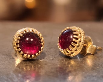 Orecchini in oro massiccio 14 carati con granato rosso • Orecchini a lobo con pietra portafortuna di gennaio • Orecchini minimalisti da donna