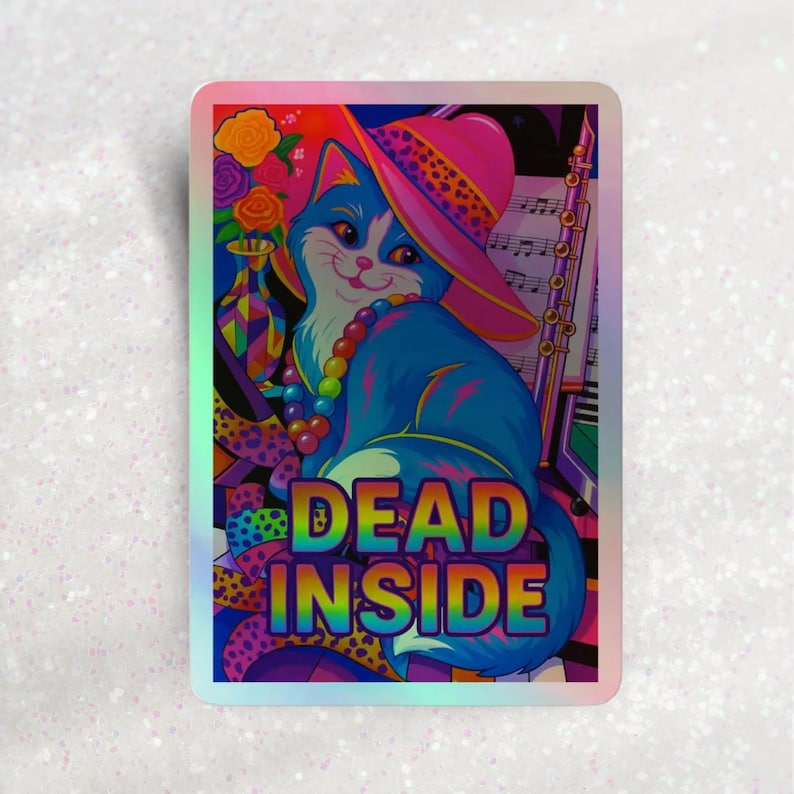 以下が含まれることがあります： ピンクのヒョウ柄の帽子をかぶった青い猫が描かれたホログラフィックステッカー。猫は虹色のネックレスをしており、「DEAD INSIDE」という言葉がカラフルなフォントで表示されています。背景には音符と花があります。