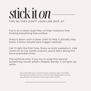 以下が含まれることがあります： ベージュ色のグラフィックで、太字の黒いフォントで「stick it on」という言葉が書かれています。 下には、表面の準備や使用方法など、製品を適用するためのヒントが書かれています。 全体的なテーマは製品の使用です。