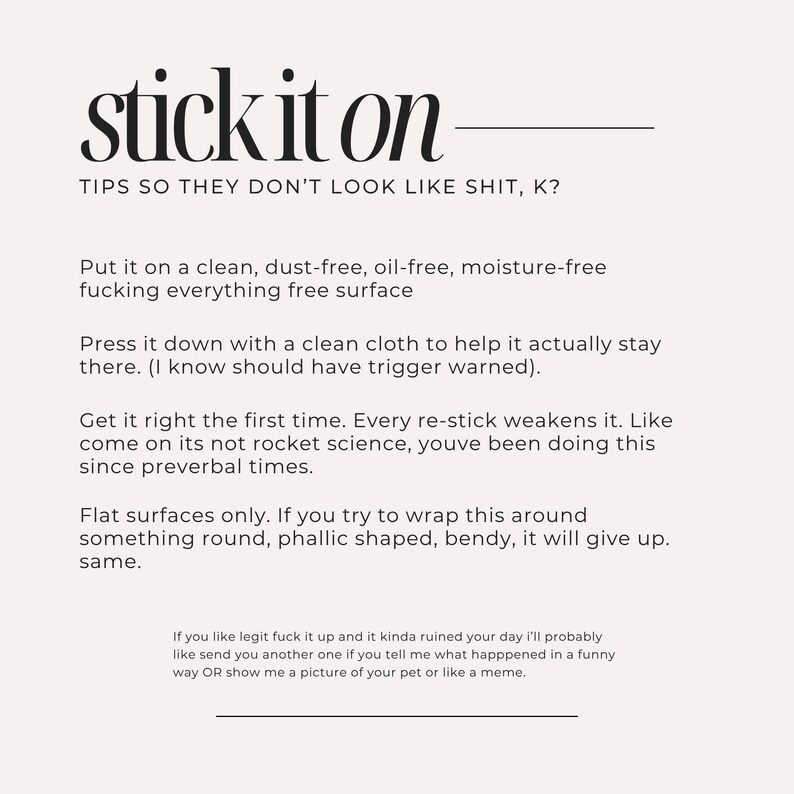 以下が含まれることがあります： ベージュ色のグラフィックで、太字の黒いフォントで「stick it on」という言葉が書かれています。 下には、表面の準備や使用方法など、製品を適用するためのヒントが書かれています。 全体的なテーマは製品の使用です。