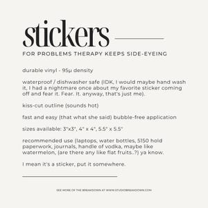 以下が含まれることがあります： 白い背景に、太字の黒いフォントで「stickers」という単語が書かれています。 下には「FOR PROBLEMS THERAPY KEEPS SIDE-EYEING」と書かれています。 テキストは、ステッカーが耐久性のあるビニールで、防水性があり、さまざまなサイズで利用できると説明しています。