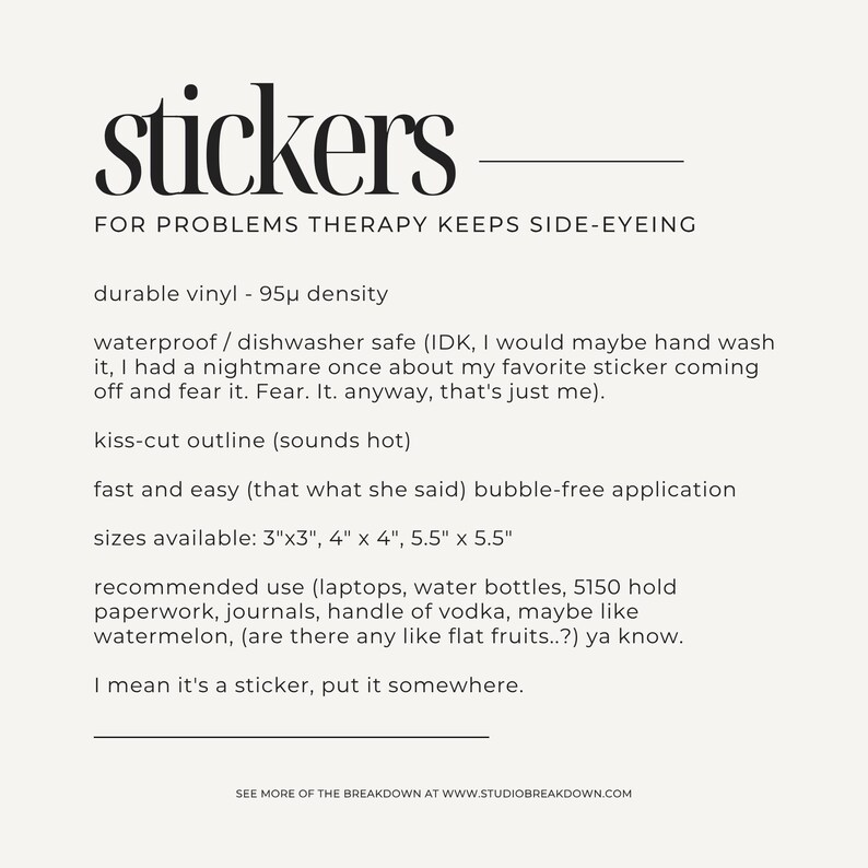 以下が含まれることがあります： 白い背景に、太字の黒いフォントで「stickers」という単語が書かれています。 下には「FOR PROBLEMS THERAPY KEEPS SIDE-EYEING」と書かれています。 テキストは、ステッカーが耐久性のあるビニールで、防水性があり、さまざまなサイズで利用できると説明しています。