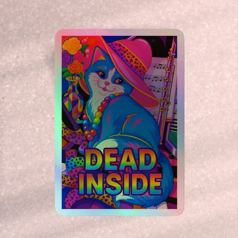 以下が含まれることがあります： ピンクの帽子とビーズのネックレスを身に着けた青い猫が描かれたホログラフィックステッカー。猫は楽器と花に囲まれています。「DEAD INSIDE」の文字が虹色で書かれています。