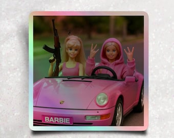 ドライブ・バイ・バービー ホログラフィックステッカー、ブラックユーモア皮肉ステッカー、面白いノートパソコン用ウォーターボトルステッカー、ユーモアデカール