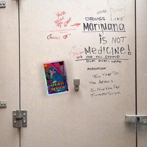 以下が含まれることがあります： つや消し仕上げの、斑点模様のセラミックマグカップ3個セット。マグカップはクリーム色、ライトグレー、ダークグレーのグラデーション。シンプルでミニマルなデザインで、コーヒーや紅茶に最適です。