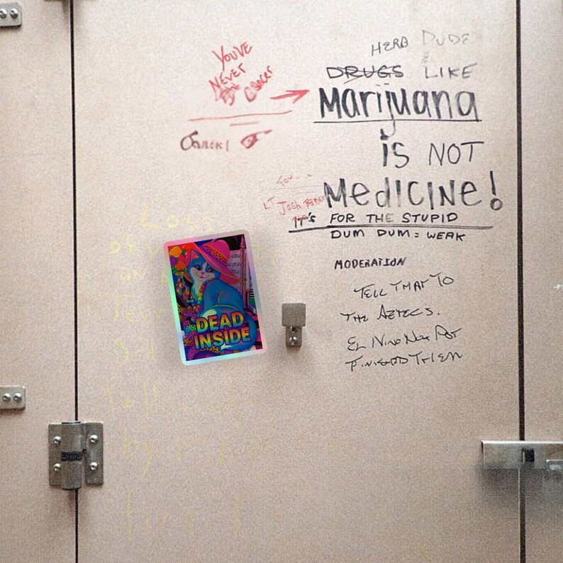 以下が含まれることがあります： つや消し仕上げの、斑点模様のセラミックマグカップ3個セット。マグカップはクリーム色、ライトグレー、ダークグレーのグラデーション。シンプルでミニマルなデザインで、コーヒーや紅茶に最適です。