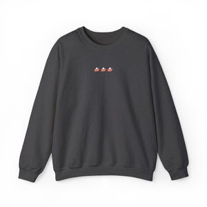 Felpa ricamata con motivo torta di zucca, girocollo marrone scuro per il Giorno del Ringraziamento, comodo pullover autunnale, maglione minimalista per gli amanti delle torte autunnali Dark Heather