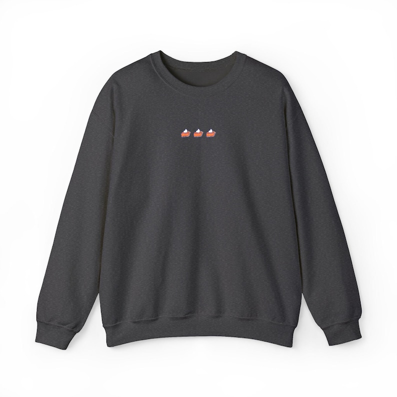 Felpa ricamata con motivo torta di zucca, girocollo marrone scuro per il Giorno del Ringraziamento, comodo pullover autunnale, maglione minimalista per gli amanti delle torte autunnali Dark Heather
