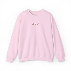 Felpa ricamata con motivo torta di zucca, girocollo marrone scuro per il Giorno del Ringraziamento, comodo pullover autunnale, maglione minimalista per gli amanti delle torte autunnali Light Pink