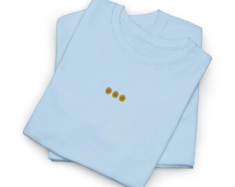 T-shirt brodé tournesol minimaliste, t-shirt avec un design délicat à triple tournesol, cadeau de chemise d'été Cottagecore pour elle