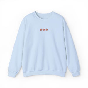 Felpa ricamata con motivo torta di zucca, girocollo marrone scuro per il Giorno del Ringraziamento, comodo pullover autunnale, maglione minimalista per gli amanti delle torte autunnali Light Blue