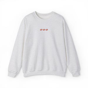 Felpa ricamata con motivo torta di zucca, girocollo marrone scuro per il Giorno del Ringraziamento, comodo pullover autunnale, maglione minimalista per gli amanti delle torte autunnali Ash
