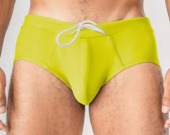 Bañador tipo slip para hombre, color amarillo brillante, estilo deportivo, con bolsa anatómica, estilo Speedo, para piscina y playa.