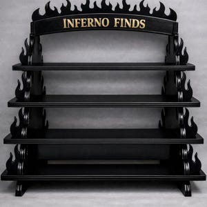 Puede incluir: Estantería de exhibición de madera negra con cuatro niveles. La parte superior de la estantería tiene un diseño de llama y las palabras "Inferno Finds" en letras doradas. Los lados de la estantería también tienen un diseño de llama.