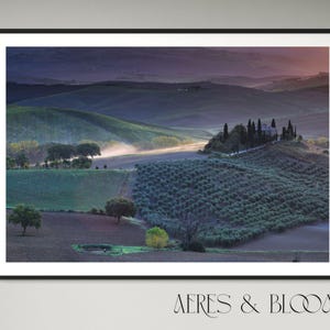 Stampa su tela, carta pregiata o download digitale. Stampa artistica da parete con paesaggio montano, campi di montagna e natura. Paesaggio sereno, arte minimalista.
