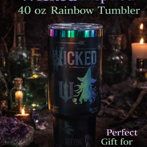 Vaso arcoíris de 40 oz inspirado en Wicked / Taza de bruja malvada / Regalo para fanáticos de la música / Acero inoxidable negro mate grabado con láser imagen 1