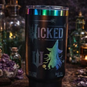 Vaso arcoíris de 40 oz inspirado en Wicked / Taza de bruja malvada / Regalo para fanáticos de la música / Acero inoxidable negro mate grabado con láser imagen 3