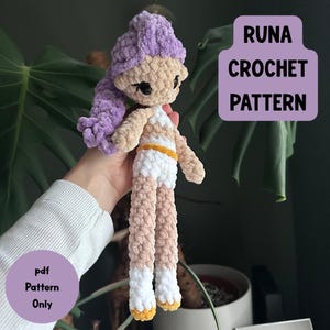 Könnte beinhalten: Eine handgefertigte Häkelpuppe mit lila Hut und langem Haar, die ein weißes und gelbes Outfit trägt. Die Puppe hat ein beiges Gesicht und Gliedmaßen. Das Bild enthält den Text "Runa Crochet Pattern" und "pdf Pattern Only".
