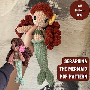 Op de afbeelding: Twee gehaakte zeemeerminpoppen. De grotere pop heeft rood haar, een groene staart en een gele bloem. De kleinere pop heeft bruin haar en een roze bloem. De tekst op de afbeelding luidt "Seraphina the Mermaid PDF Pattern."