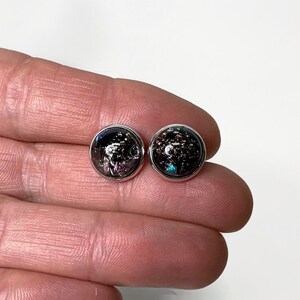 Brincos de vidro preto prateado, joias de vidro dicróico, brincos de vidro fundido, presentes para ela, hipoalergênicos, brincos iridescentes, 12 mm