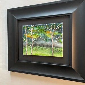 Puede incluir: Una obra de arte enmarcada que representa una escena de paisaje con &aacute;rboles y un cielo nublado. La obra est&aacute; hecha de azulejos de cer&aacute;mica y presenta un estilo texturizado y abstracto.