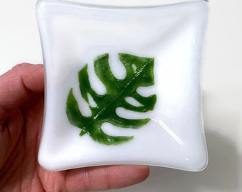 Monstera leaf plate, fused glass dish, plant serving dish, trinket tray, unique gifts, plant home decor, housewarming presents
