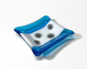 Handmade Daisy Fused Glass Plate, Ideal Gift for Her, Nature Inspired Serving Dish, Flower Trinket Tray, Blue Spoon Rest