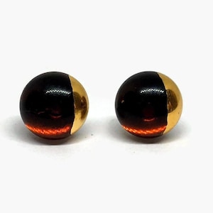 ハンドメイドの琥珀色のゴールドの上品なスタッドピアス、融合された二色性ガラスのジュエリー、女性用のミニマリストピアス、職人の手作りギフト